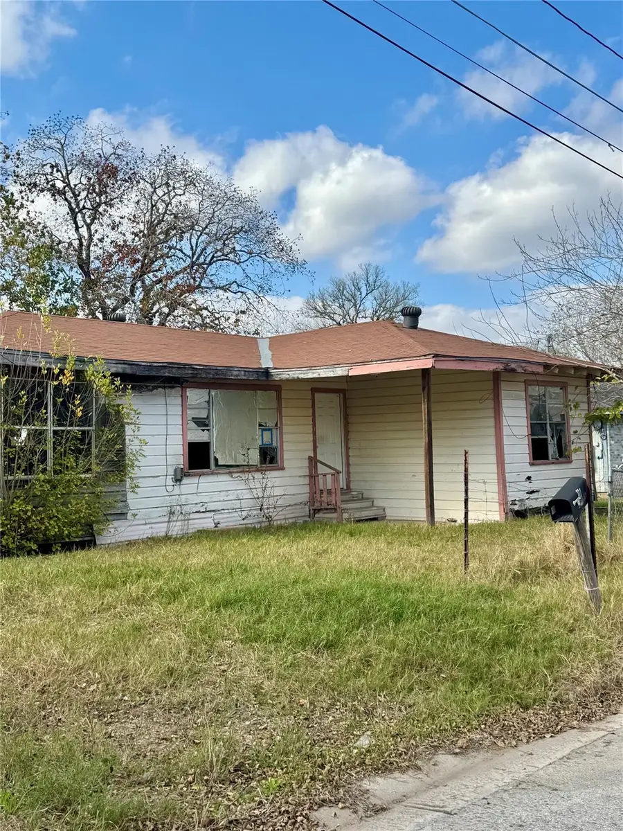 117 Charles St, Cuero, TX 77954 - #3