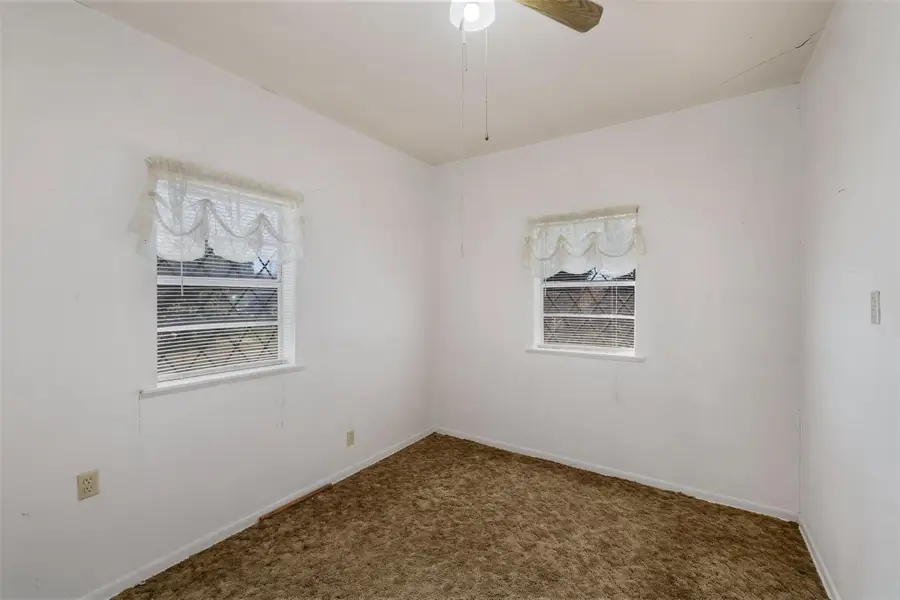 604 N 3rd St, Thorndale, TX 76577 - #3