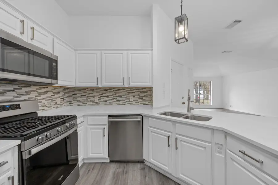 8112 Nairn Dr, Austin, TX 78749 - Image #2