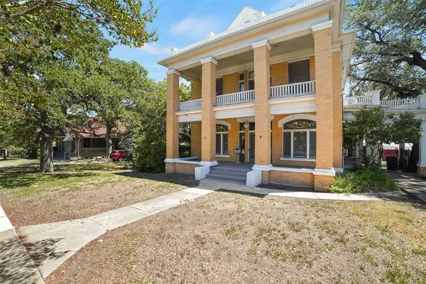 504 S Main St, Lockhart, TX 78644