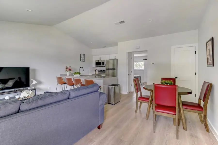 1205 Hollow Creek Dr #202, Austin, TX 78704 - Image #2