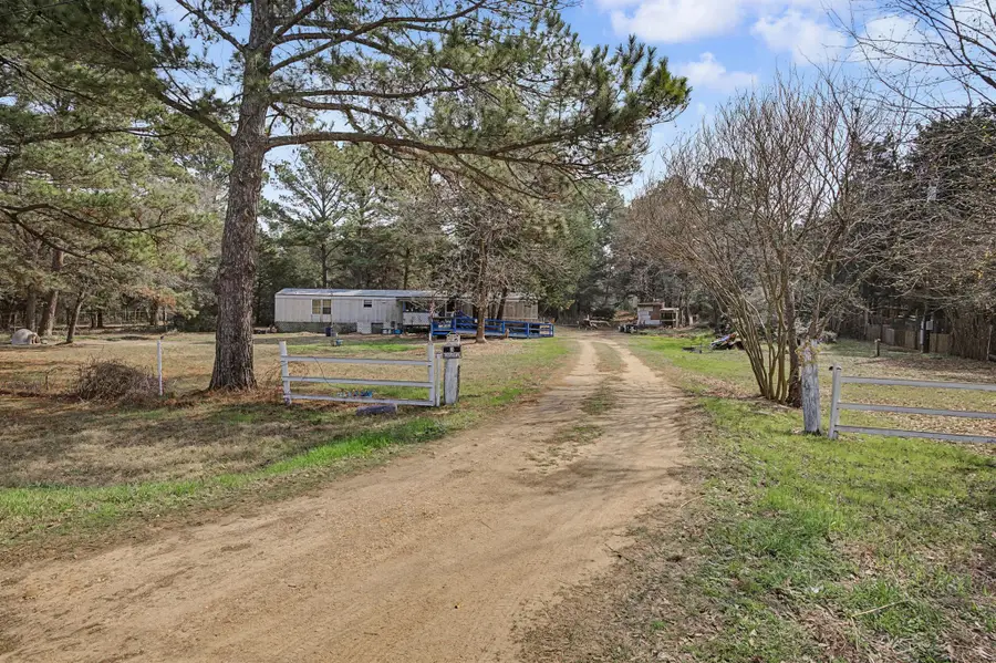 105 S Austin Dr, Paige, TX 78659 - #3