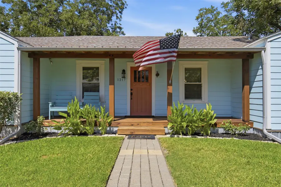 1217 Fairground St, Taylor, TX 76574 - #3