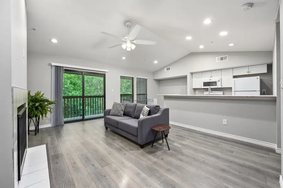 3839 Dry Creek Dr #207, Austin, TX 78731 - Image #2