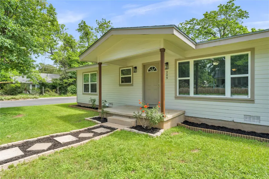 209 E Live Oak St, Burnet, TX 78611 - #2