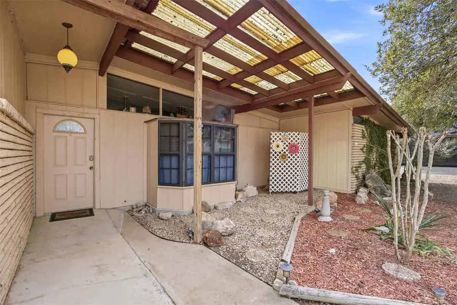 1604 Gardien St, Gonzales, TX 78629 - #2