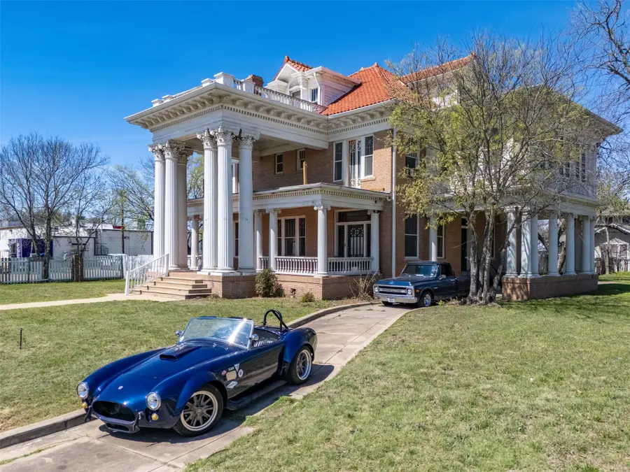 117 E 6th St, Taylor, TX 76574 - #2