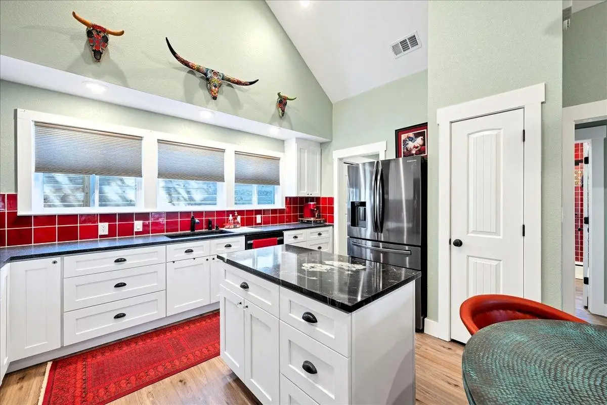 10502 W Lakeview Dr, Jonestown, TX 78645 - #1