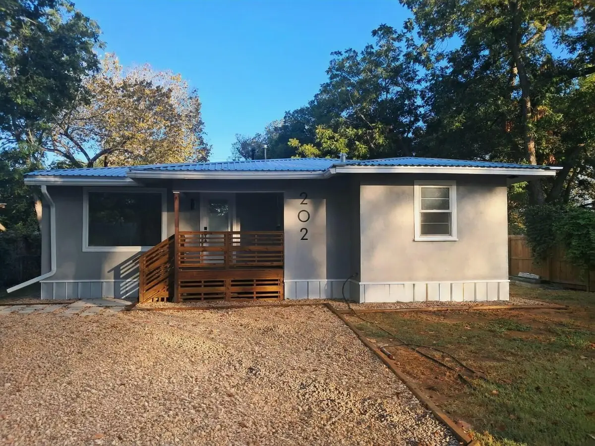 202 Jones St, Smithville, TX 78957 - #1