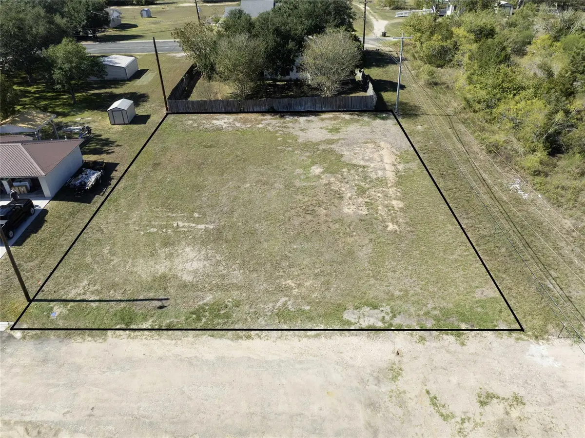 305 & 307 N Upton Ave, Schulenburg, TX 78956 - #1