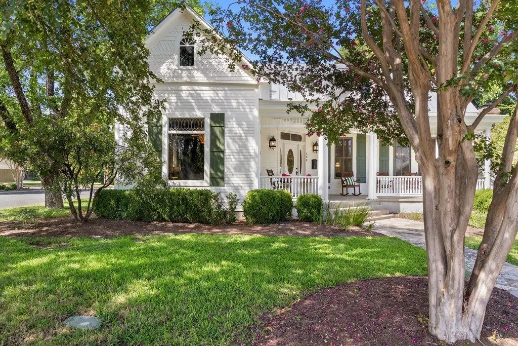 308 E Travis St, Fredericksburg, TX 78624 - #1