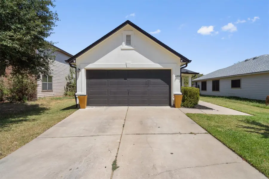 4202 Kings Canyon Dr, Taylor, TX 76574 - #3