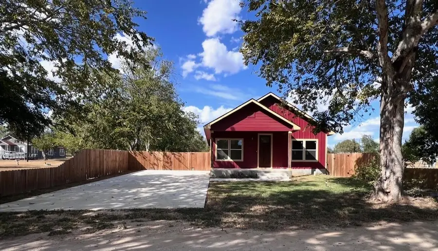 410 W Trinity St, Luling, TX 78648 - #2