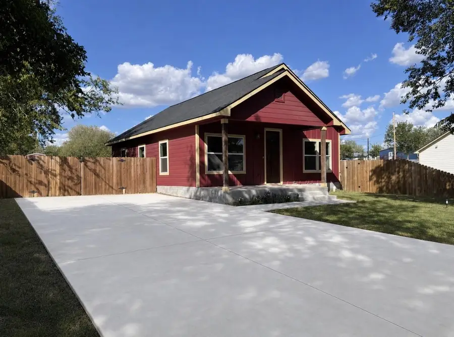 410 W Trinity St, Luling, TX 78648 - #3
