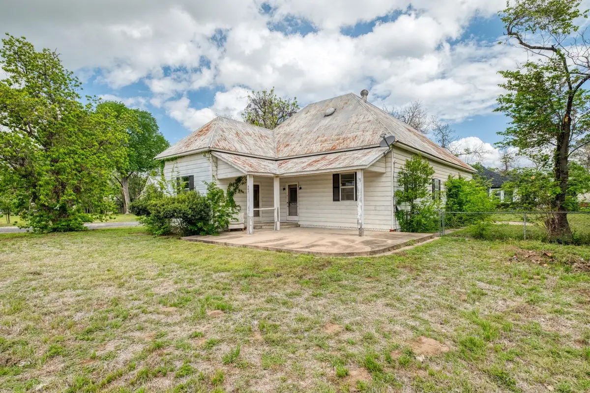 701 NE 1st St, Smithville, TX 78957 - #1