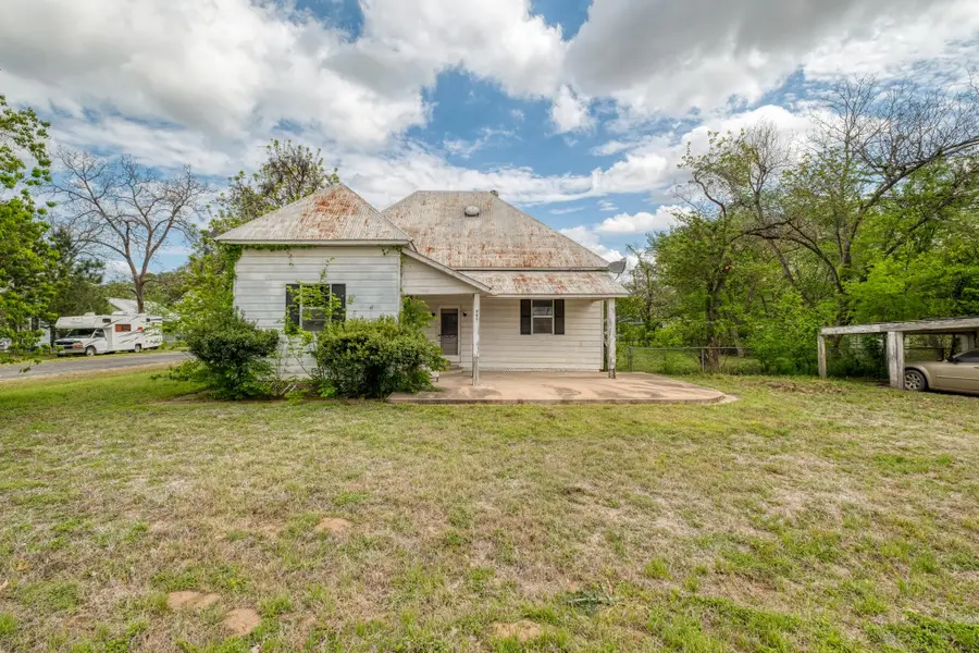 701 NE 1st St, Smithville, TX 78957 - #2