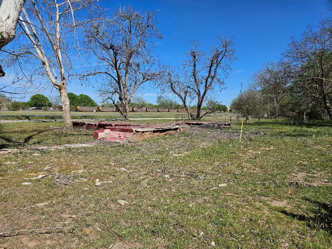 201 Harris St, Smithville, TX 78957 - #1