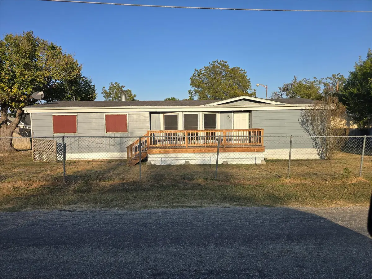 301 S Johnson Ave, Thorndale, TX 76577 - #1