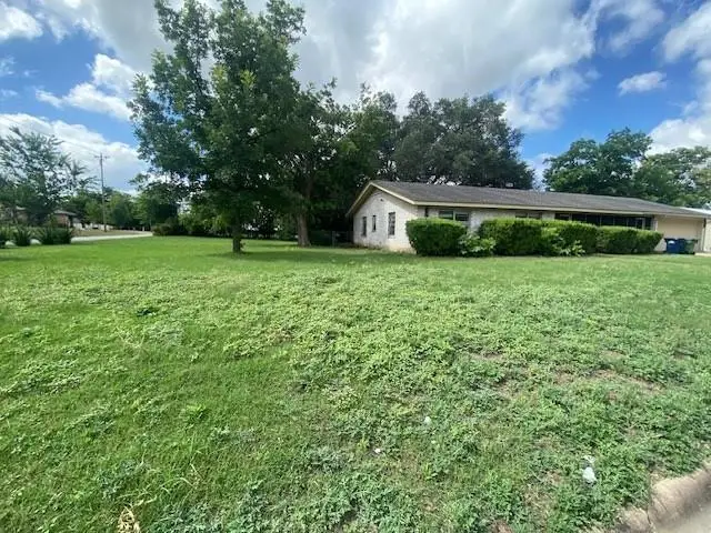 605 E Kerr St E, Burnet, TX 78611 - #2
