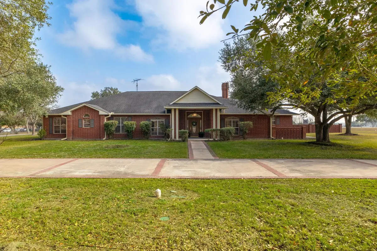 803 S Converse St, Flatonia, TX 78941 - Image #1