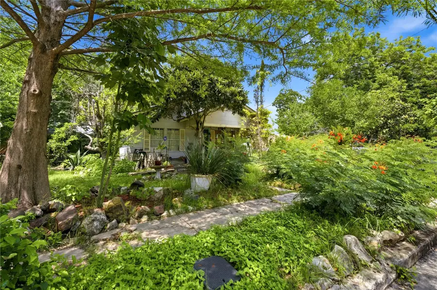 242 S Sycamore Ave, New Braunfels, TX 78130 - #2