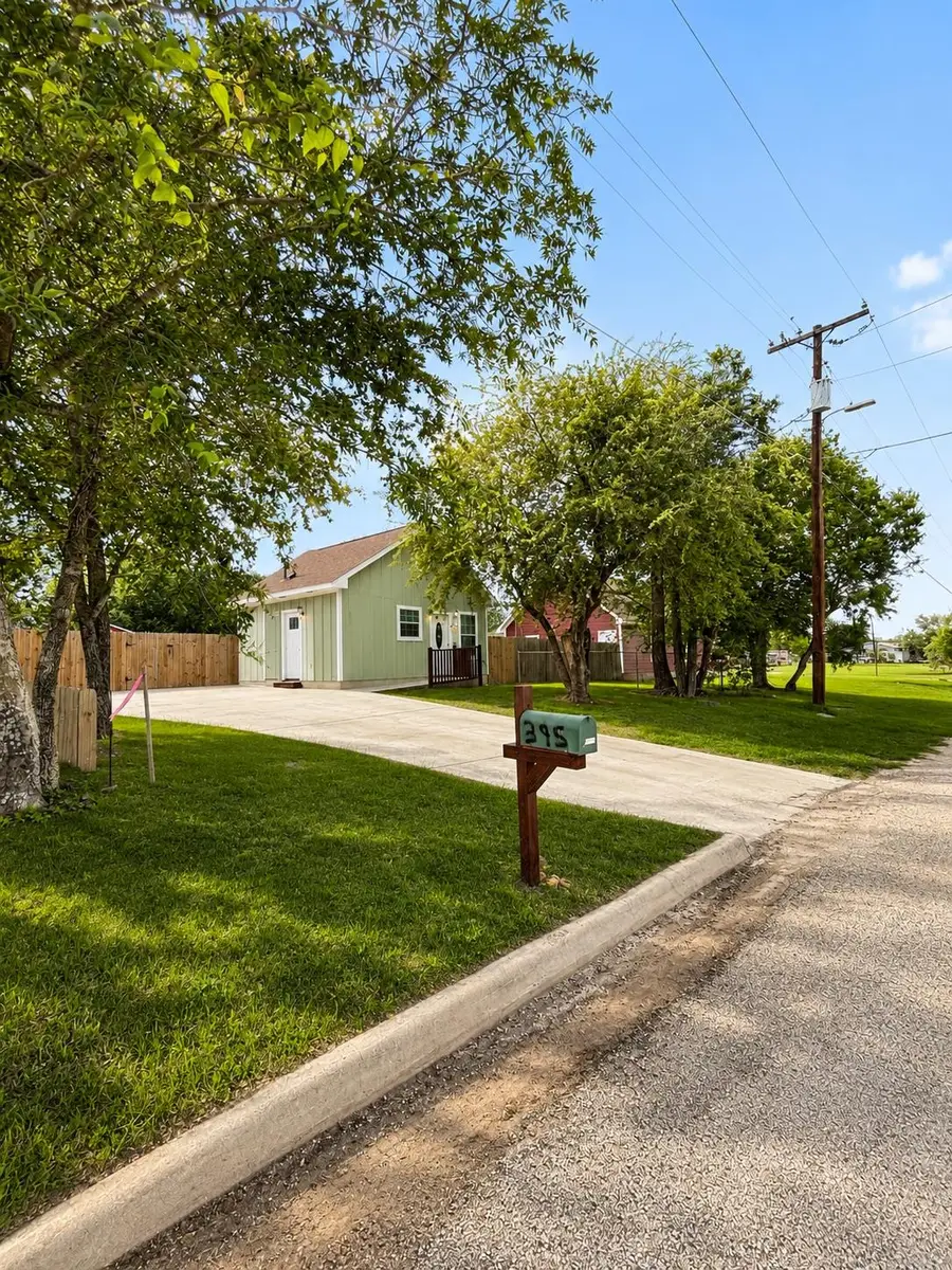 395 Willow Ave, Luling, TX 78648 - #2
