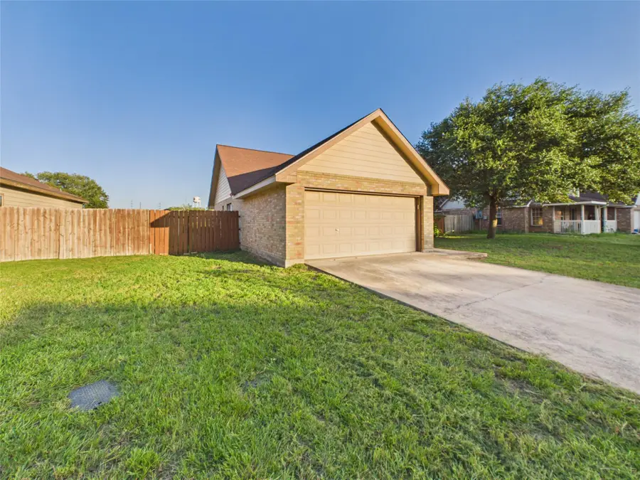 1125 Iris Crescent Dr, Floresville, TX 78114 - #2