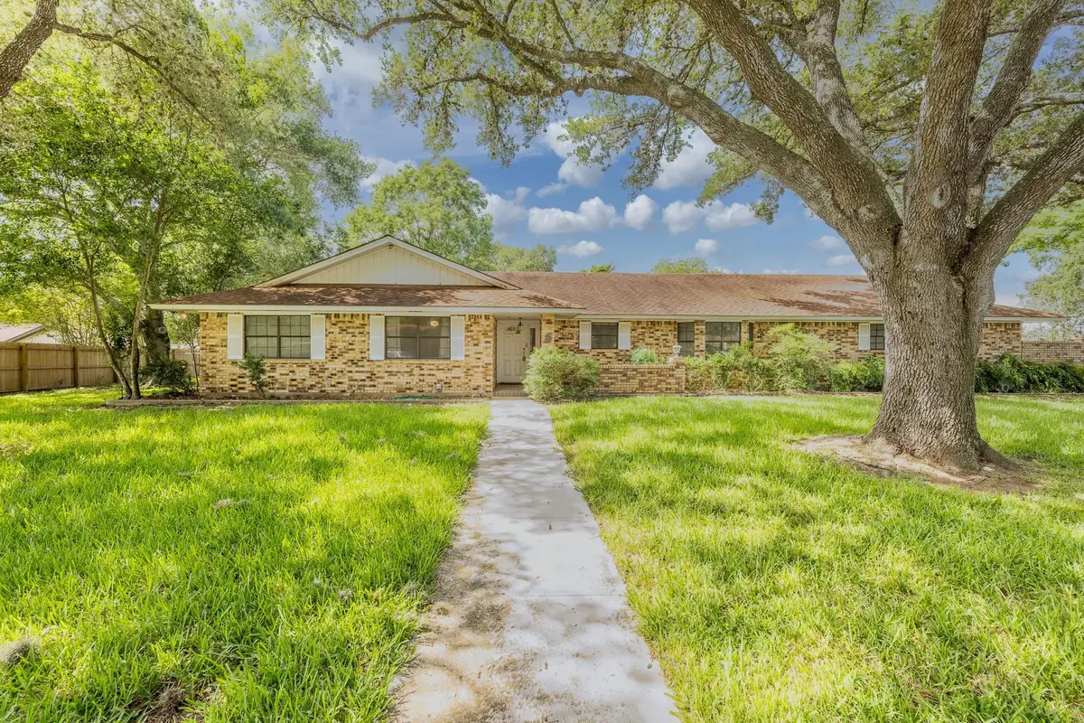 113 Tanglewood Trl, Gonzales, TX 78629 - Image #1