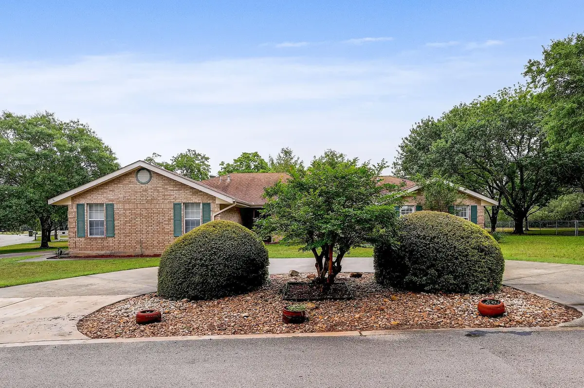 259 Twin Oak Rd, Seguin, TX 78155 - #1