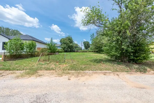 112 Field St, Luling, TX 78648