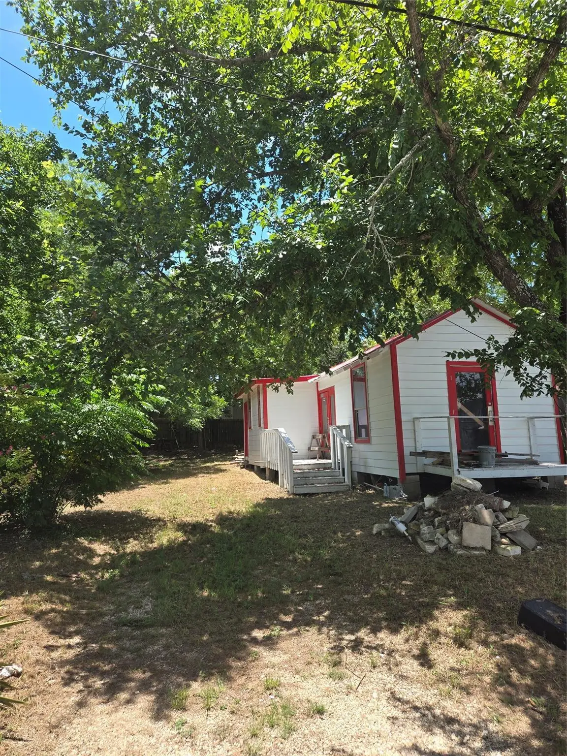 729 Chihuahua St, Lockhart, TX 78644 - #1