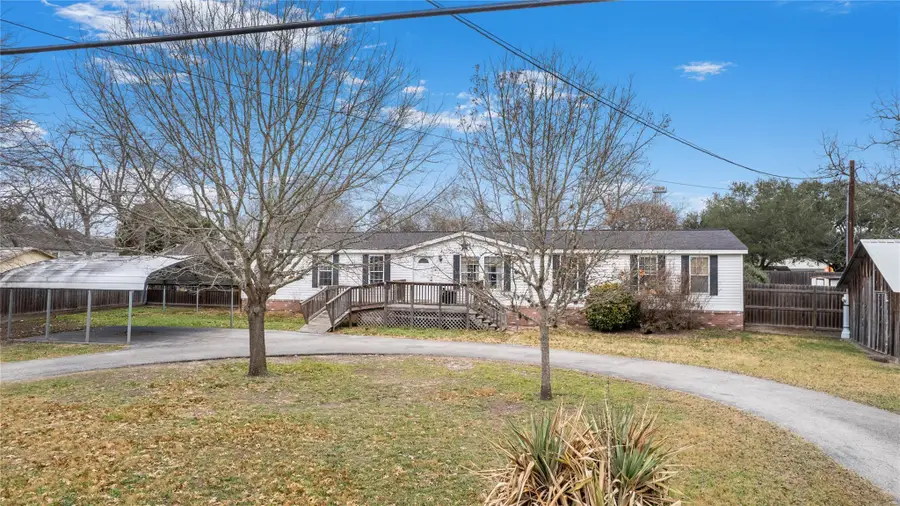 1005 Baumgarten St, Schulenburg, TX 78956 - #2