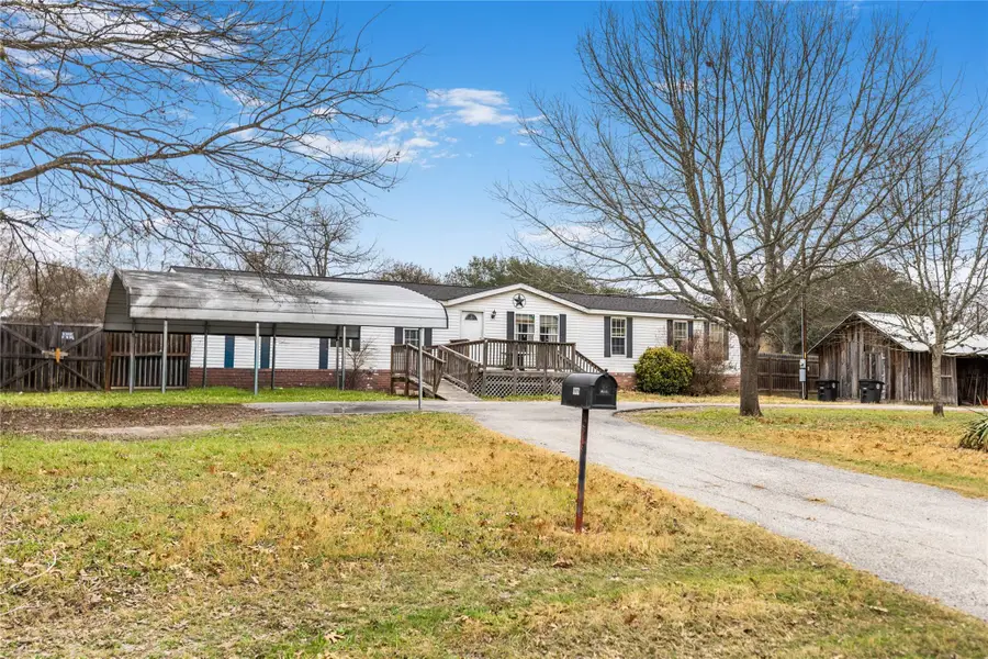 1005 Baumgarten St, Schulenburg, TX 78956 - #3