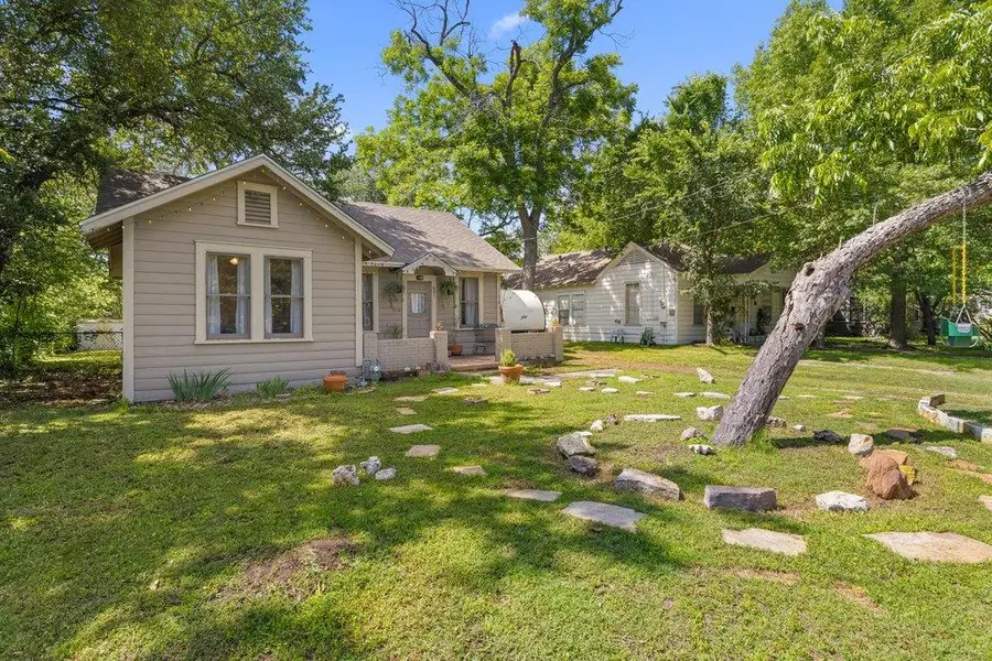 807 Cecelia St, Taylor, TX 76574 - #3