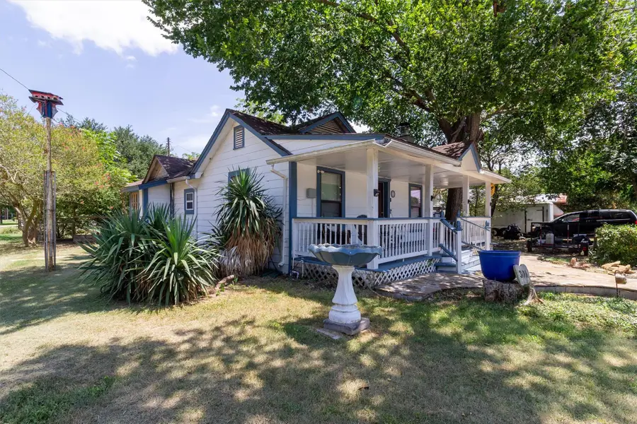 301 Holly Ave, Luling, TX 78648 - #2