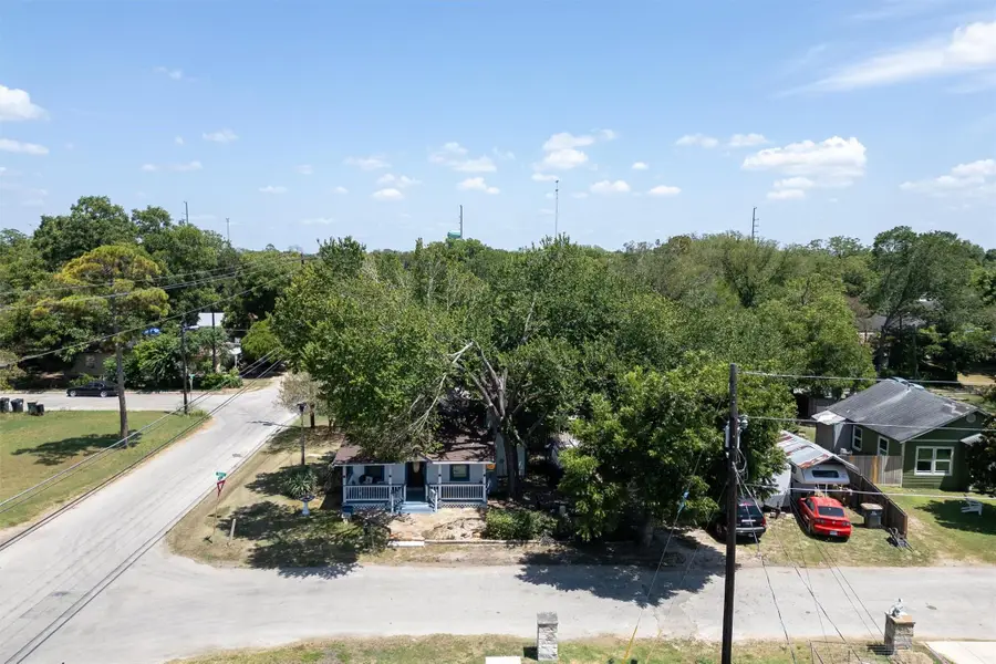 301 Holly Ave, Luling, TX 78648 - #3