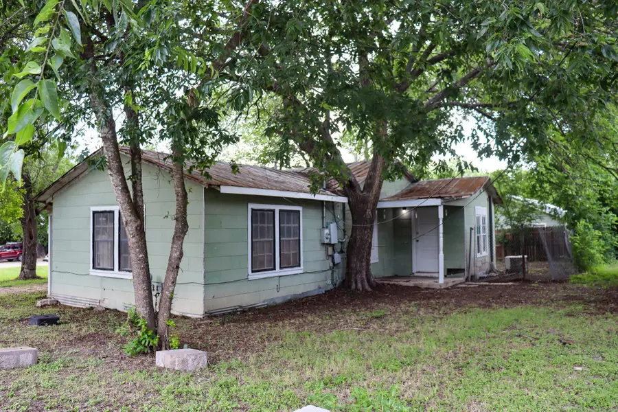 803 Third St, Lockhart, TX 78644 - #3