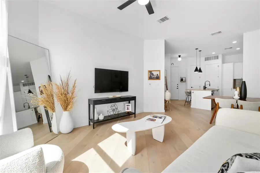 800 Embassy Dr #421, Austin, TX 78702 - Image #3