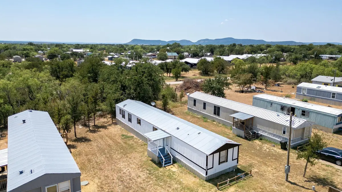 915 Austin St, Kingsland, TX 78639 - #1