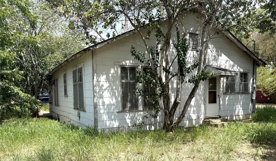 119 Pine St, Luling, TX 78648 - #2