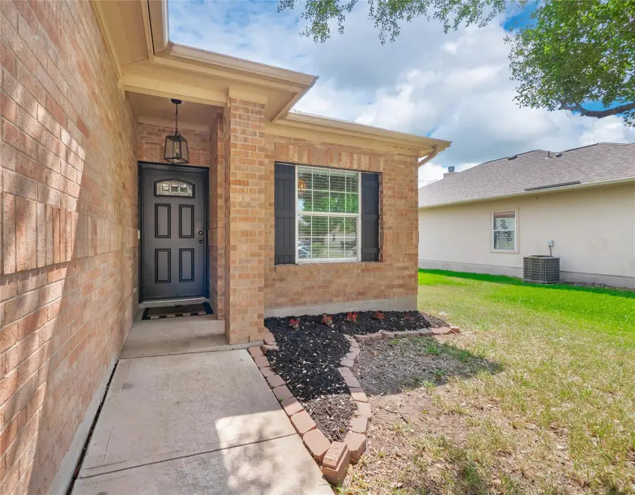 115 N Brown St, Hutto, TX 78634 - Image #2