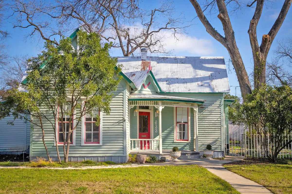 633 S Castell Ave, New Braunfels, TX 78130 - Image #1