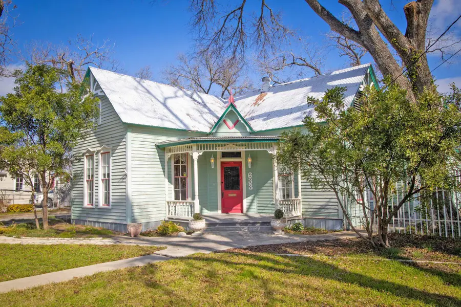 633 S Castell Ave, New Braunfels, TX 78130 - Image #2