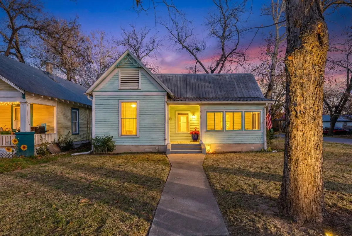 200 Gresham St, Smithville, TX 78957 - Image #1