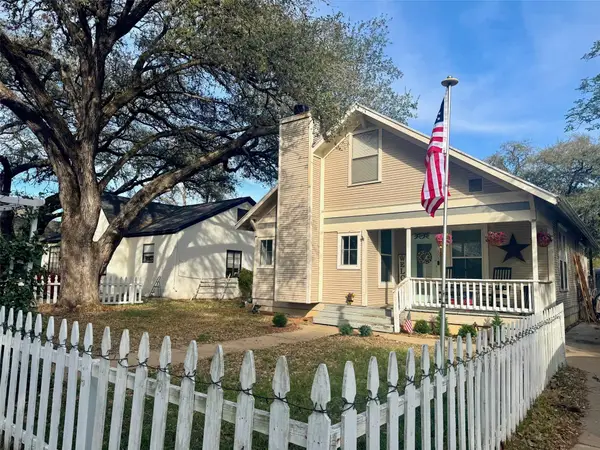 802 Hudgins St, Smithville, TX 78957