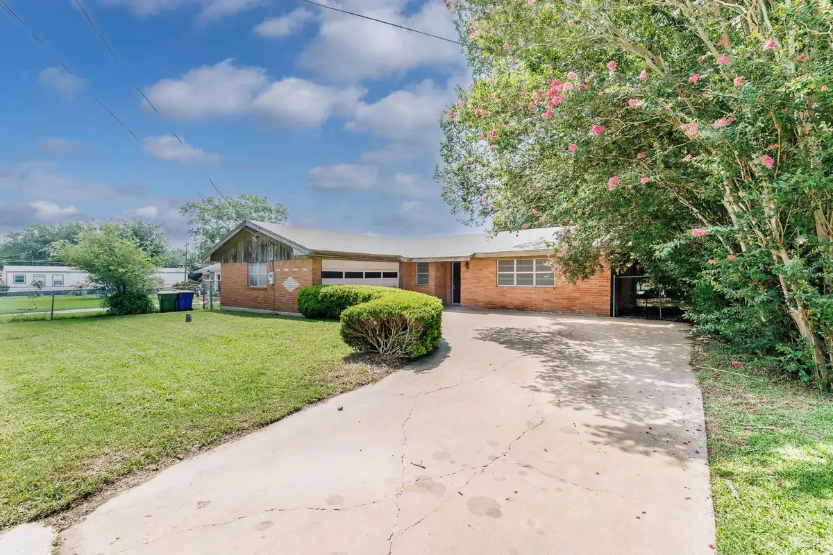 116 E Wallace St, Gonzales, TX 78629 - #1