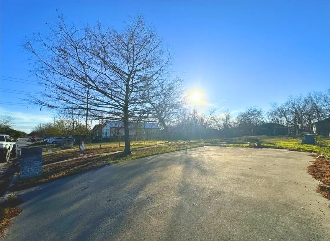 404 Sturgis St, Taylor, TX 76574 - #1