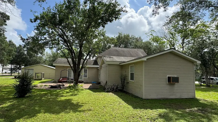 411 E Church St, El Campo, TX 77437 - #3