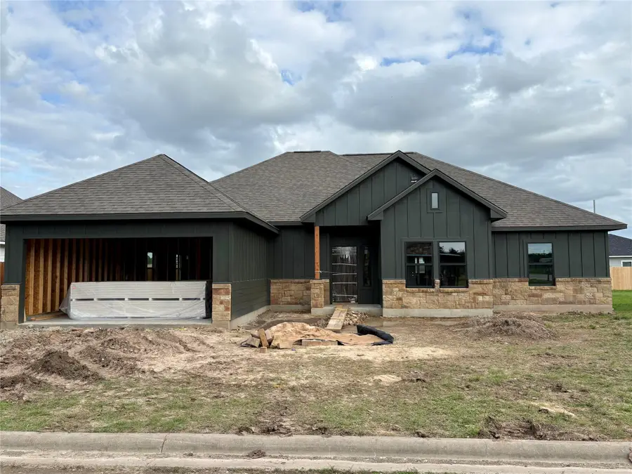 330 Cactus St, Giddings, TX 78942 - #2