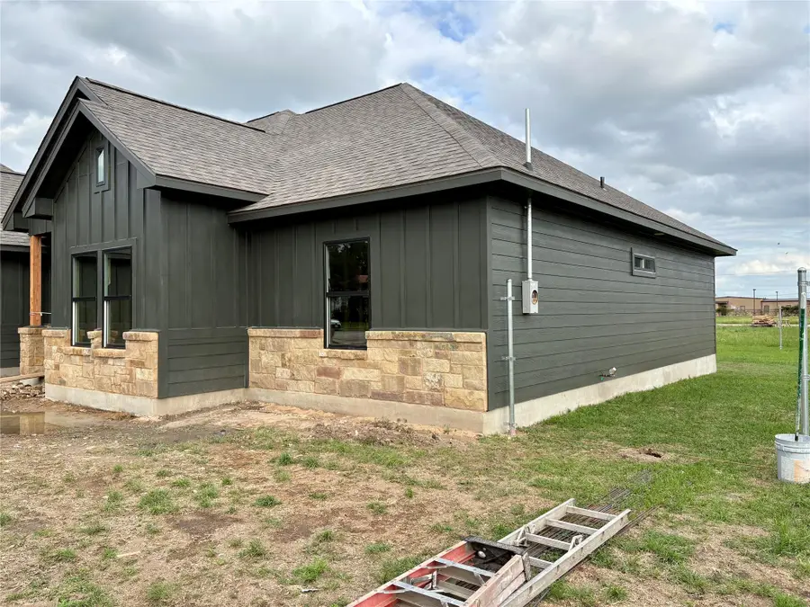 330 Cactus St, Giddings, TX 78942 - #3